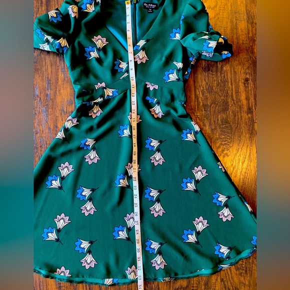 Ms.Selfridge Classic Green Floral Tea Dress with Open Puff Sleeve, Size 4 (US) - Picture 11 of 16